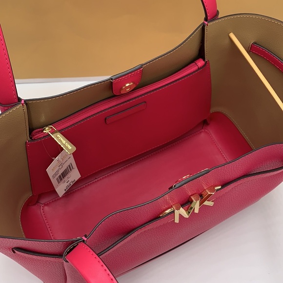 MICHAEL KORS
Reed Large Logo Belted Shoulder
Tote Bag & large wallet
Elec Pink - Picture 14 of 15